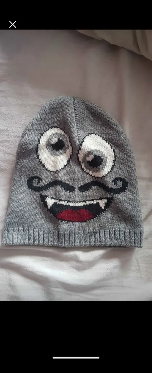 Cap barely used fits 2-8 years old - Image 1