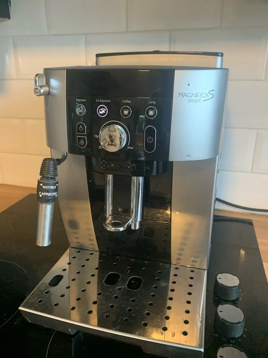 Delonghi magnifica S coffee machine - Image 1