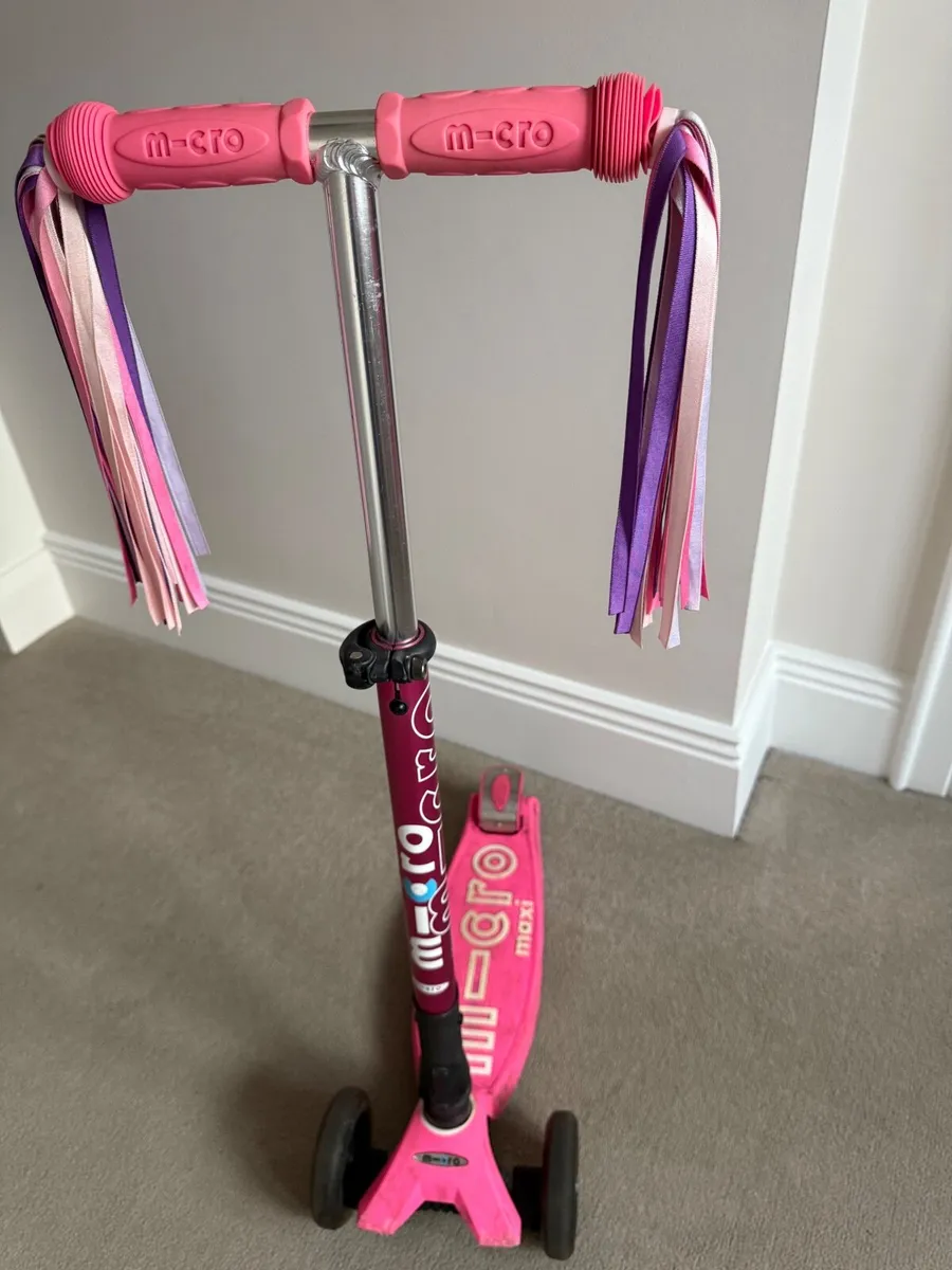 Kids Micro Maxi Scooter Foldable LED Pink - Image 2