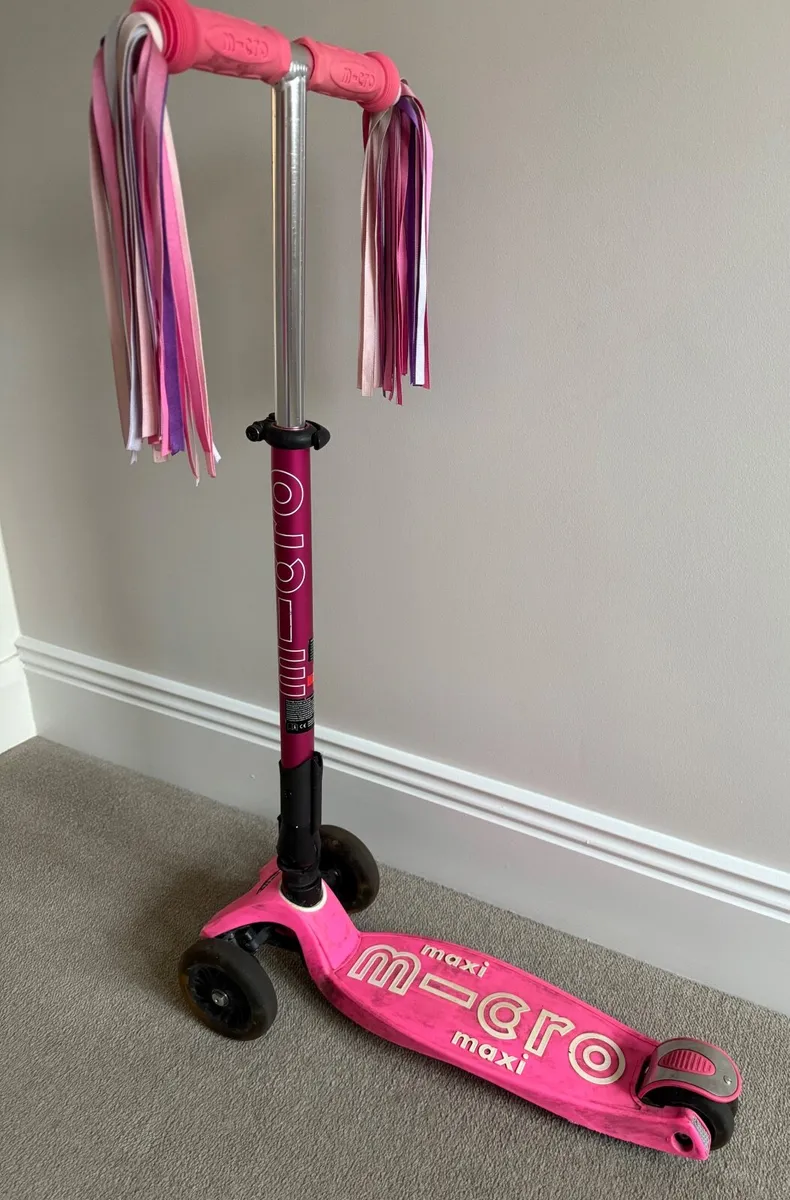 Kids Micro Maxi Scooter Foldable LED Pink - Image 3