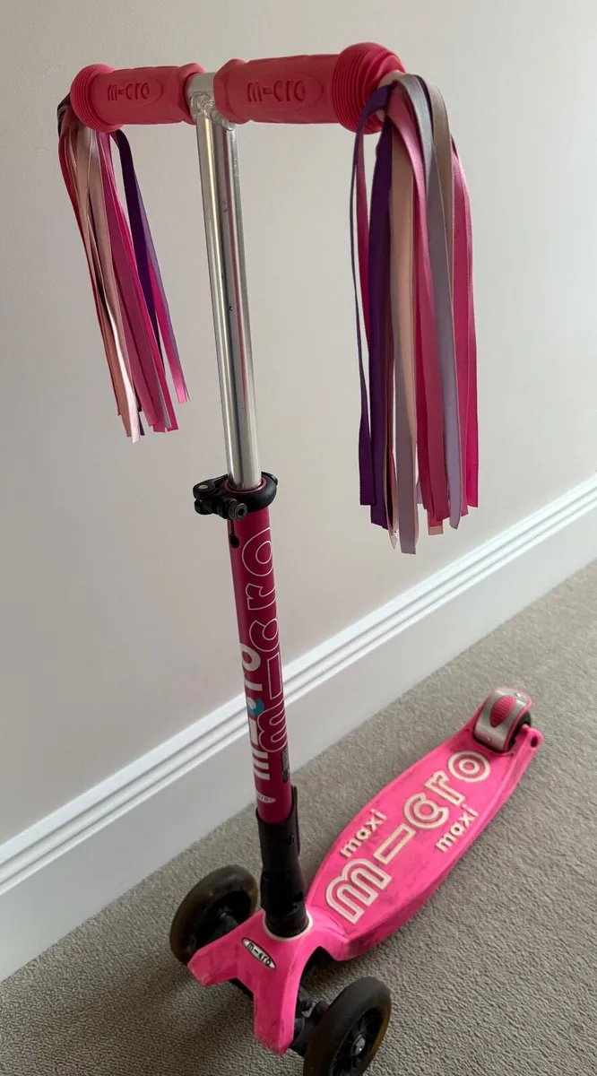 Kids Micro Maxi Scooter Foldable LED Pink - Image 4