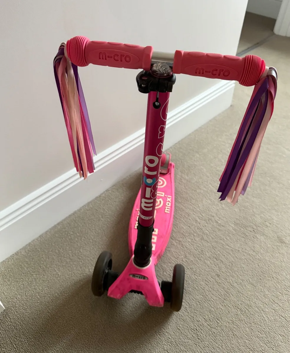 Kids Micro Maxi Scooter Foldable LED Pink - Image 1