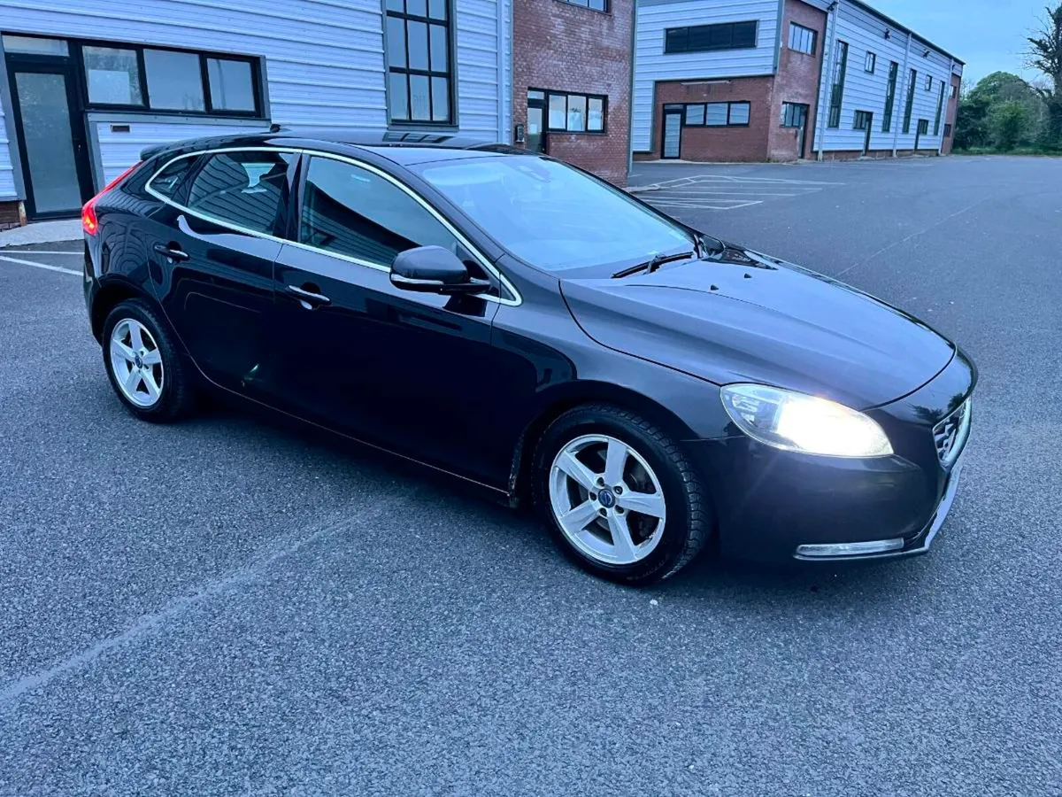 Volvo v40 - Image 2