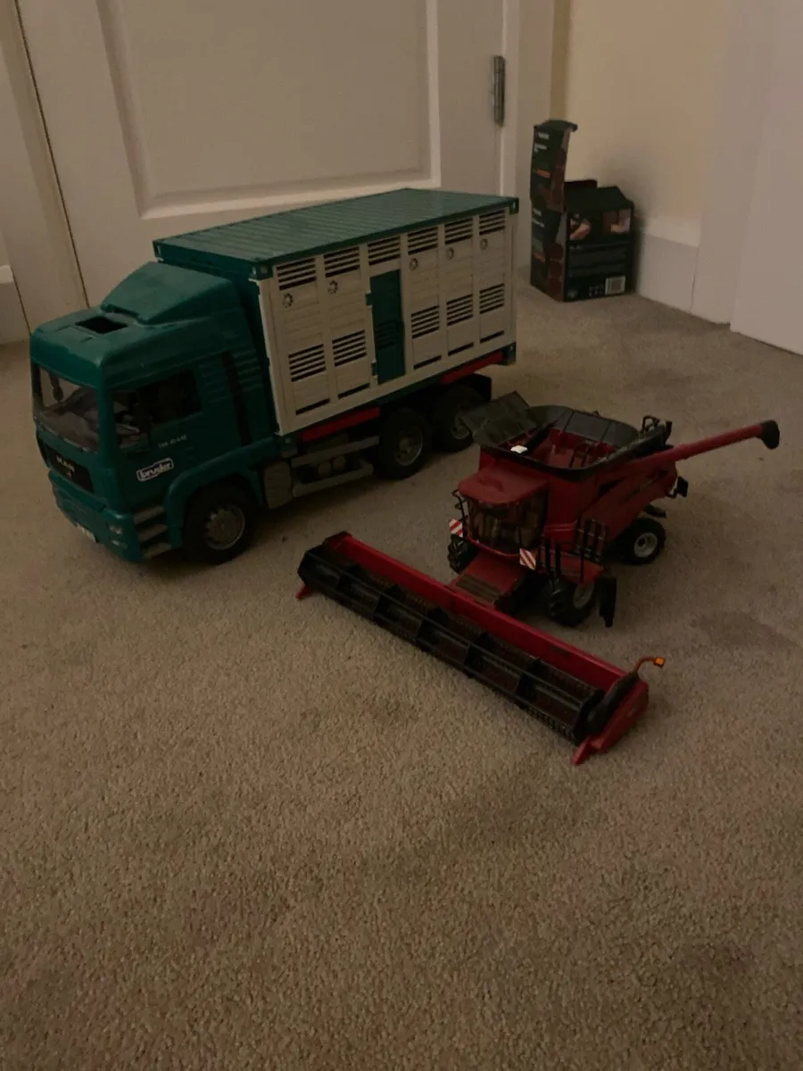 Toy cattle lorry and combine - Image 2