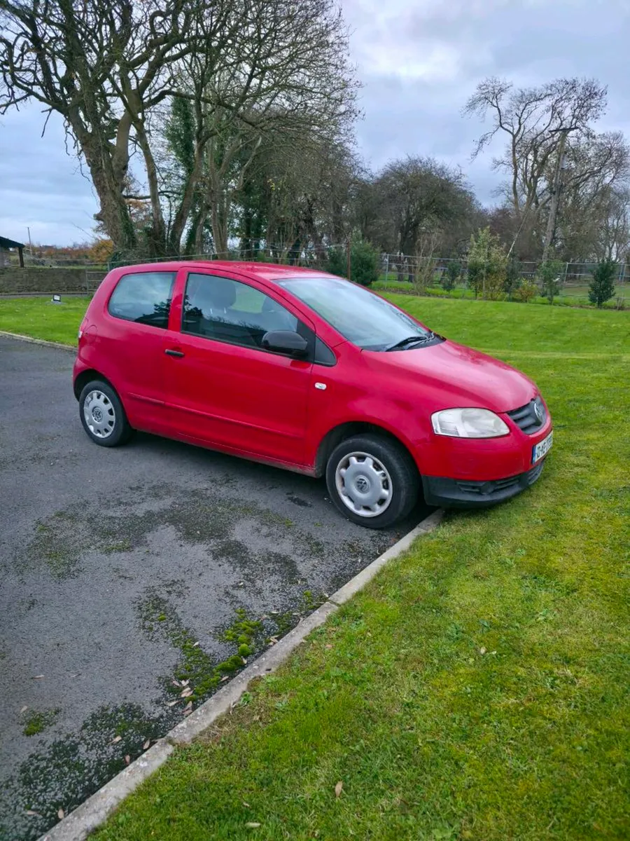 2010 Volkswagen Fox - Image 2