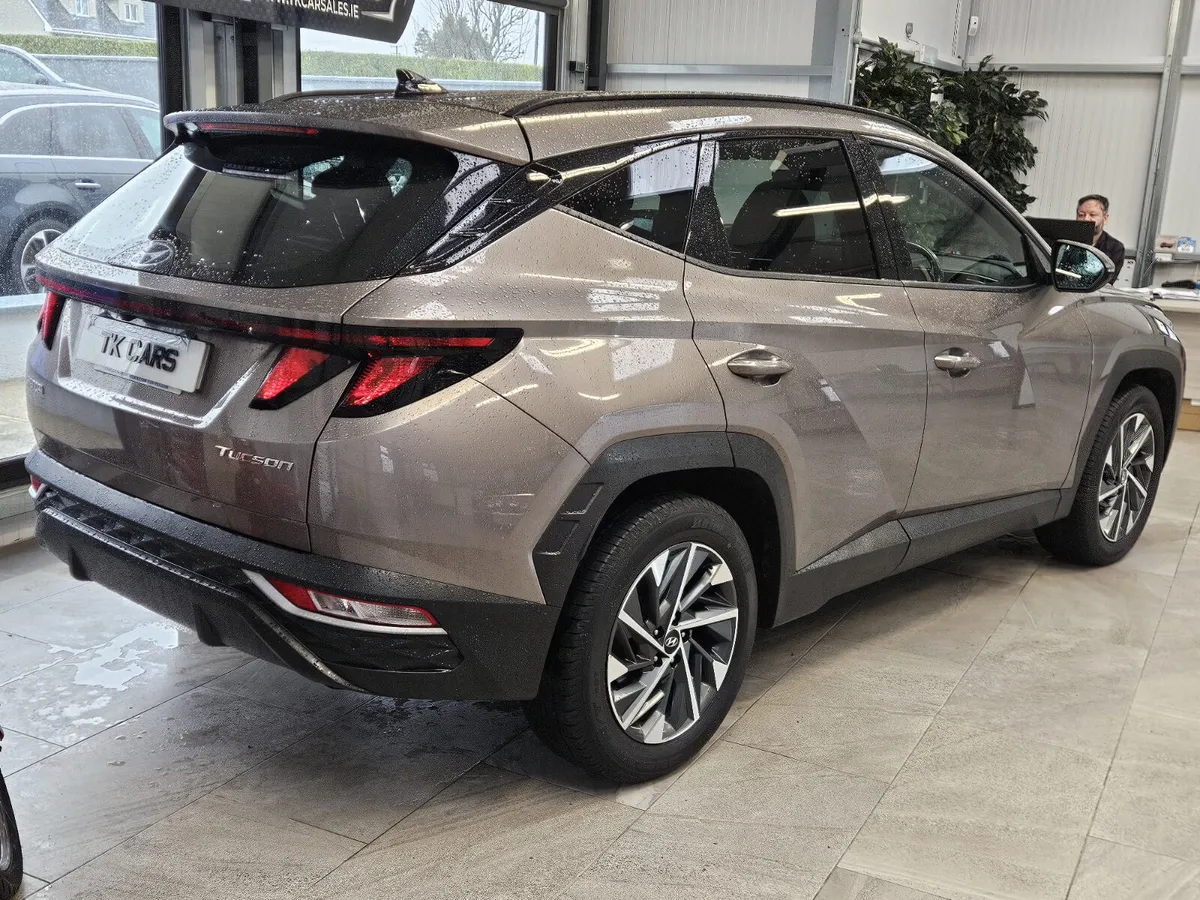 211 HYUNDAI TUCSON EXECUTIVE - Image 2