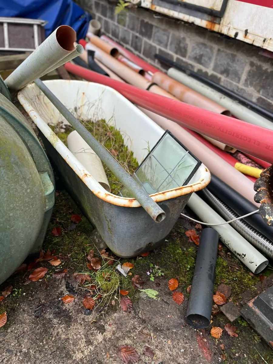 Cast iron fountain and bath - Image 4