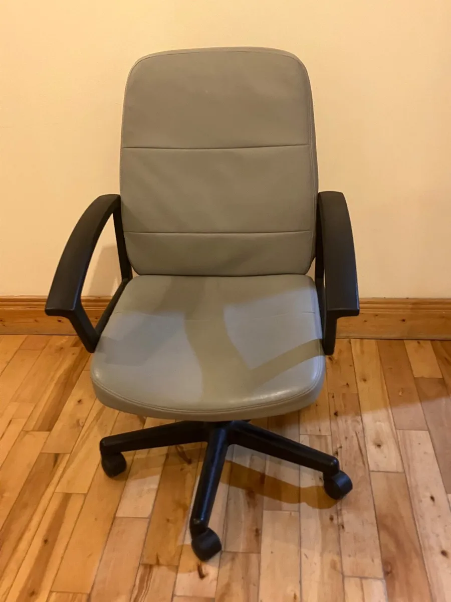 Vanity table computer desk ,size 4 Heelys, - Image 3