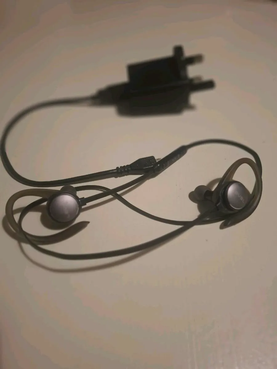 Samsung wireless headphones - Image 2