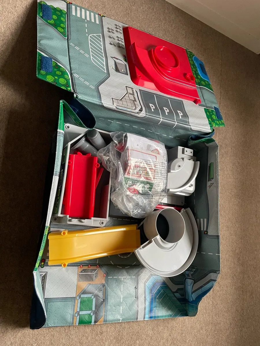 ELC Big City Road - Carry Along City - Image 3