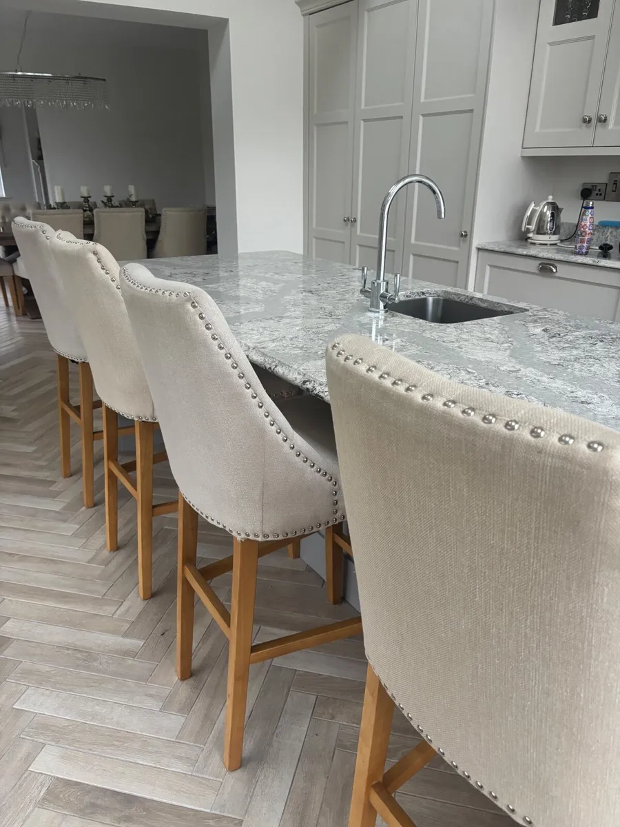 4 Kitchen Bar Stools - Image 1