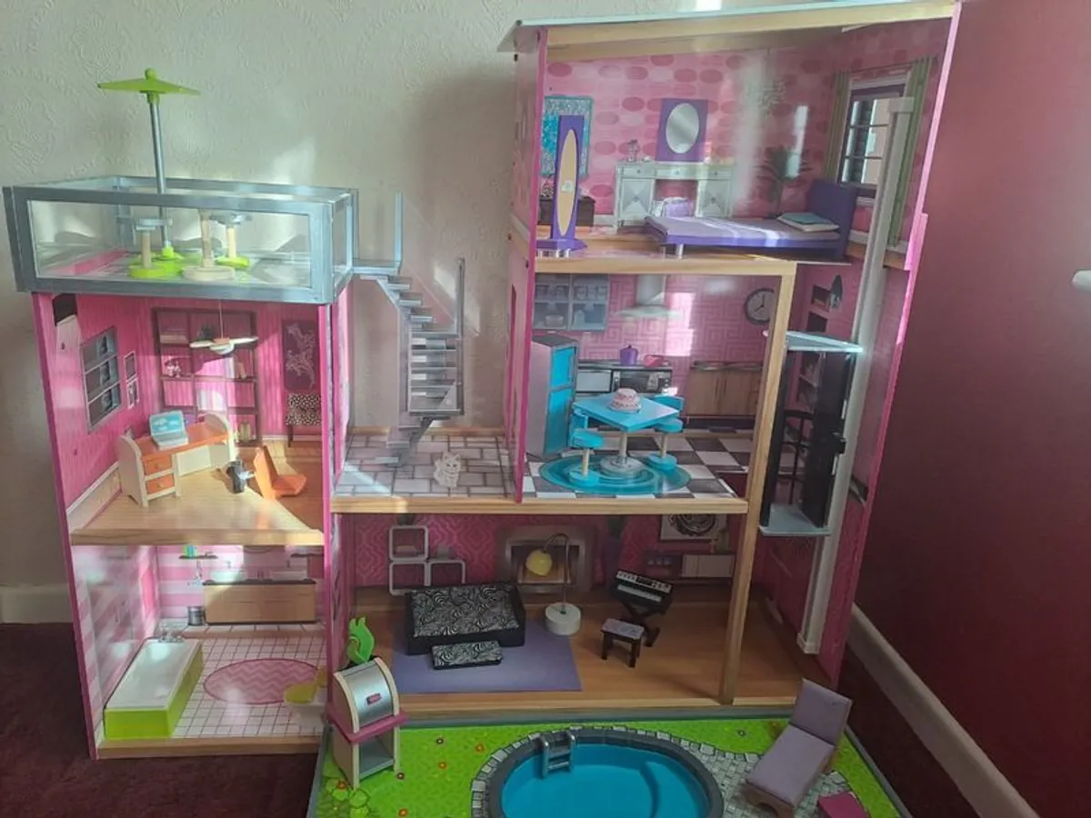 Barbie Doll House - Image 1