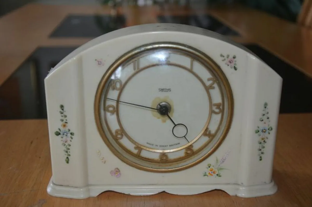 Vintage Smiths bakelite clock - Image 1