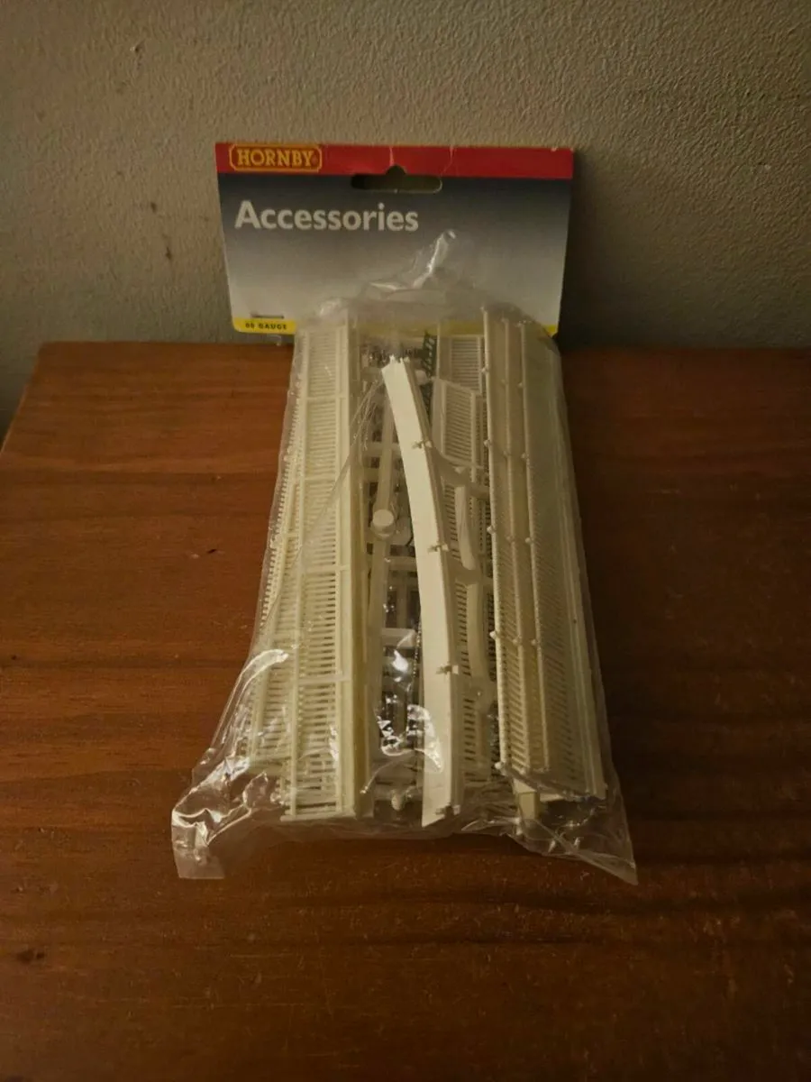 Hornby OO Gauge Station Fencing - Image 1