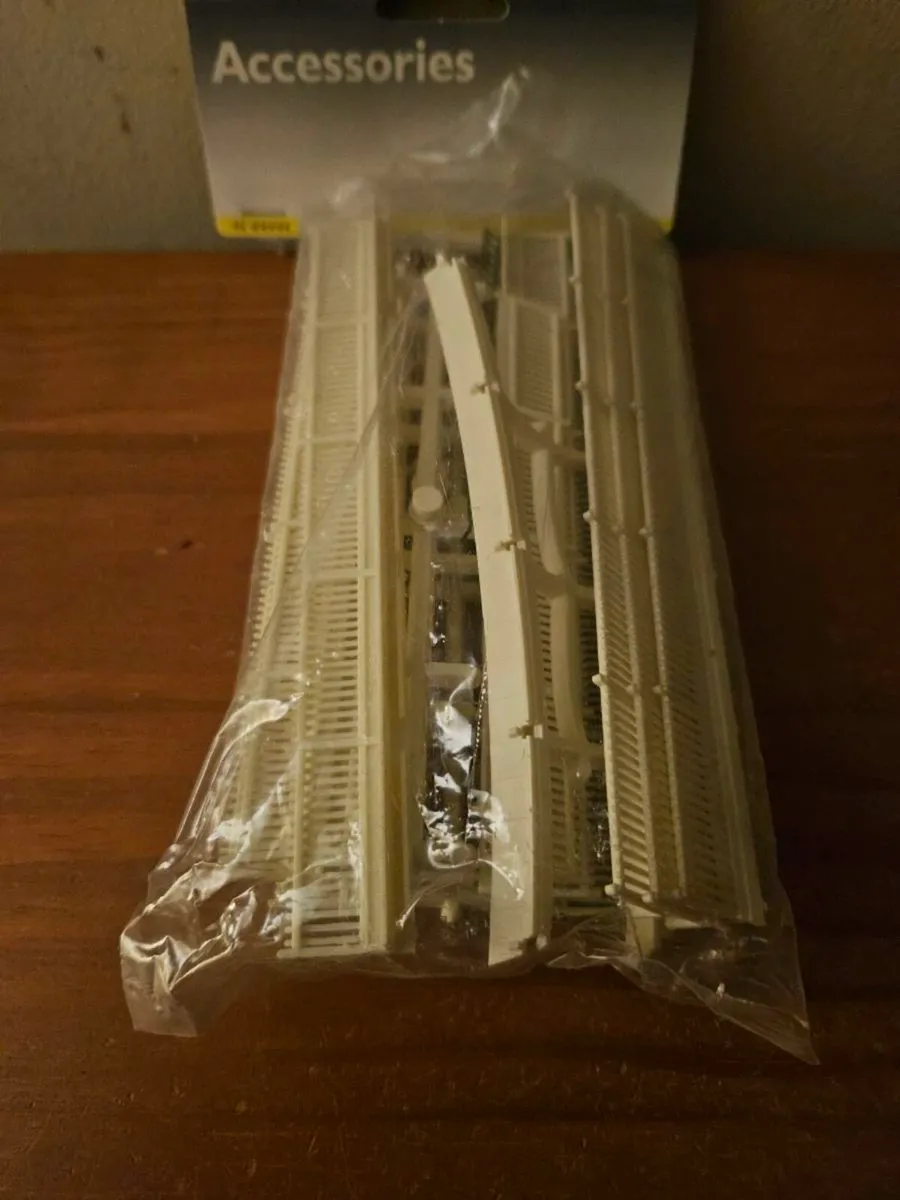 Hornby OO Gauge Station Fencing - Image 3