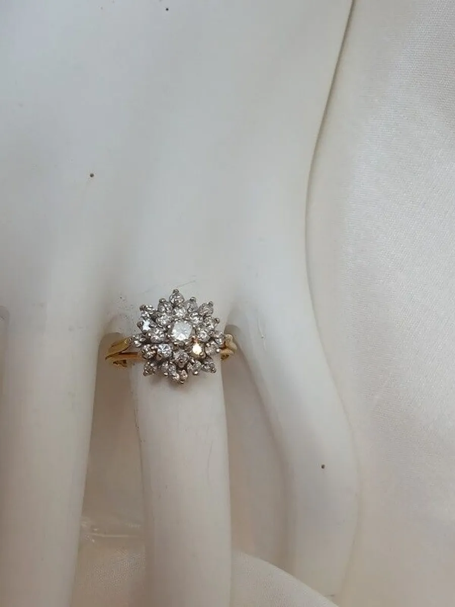 18ct Gold Sparkling Diamond Cluster Ring - Image 1