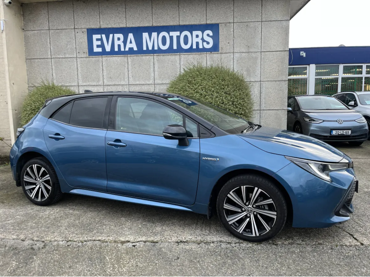 Toyota Corolla HATCHBACK HYBRID LUNA SPORT //HALF - Image 2