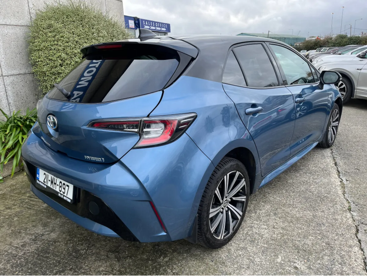 Toyota Corolla HATCHBACK HYBRID LUNA SPORT //HALF - Image 4