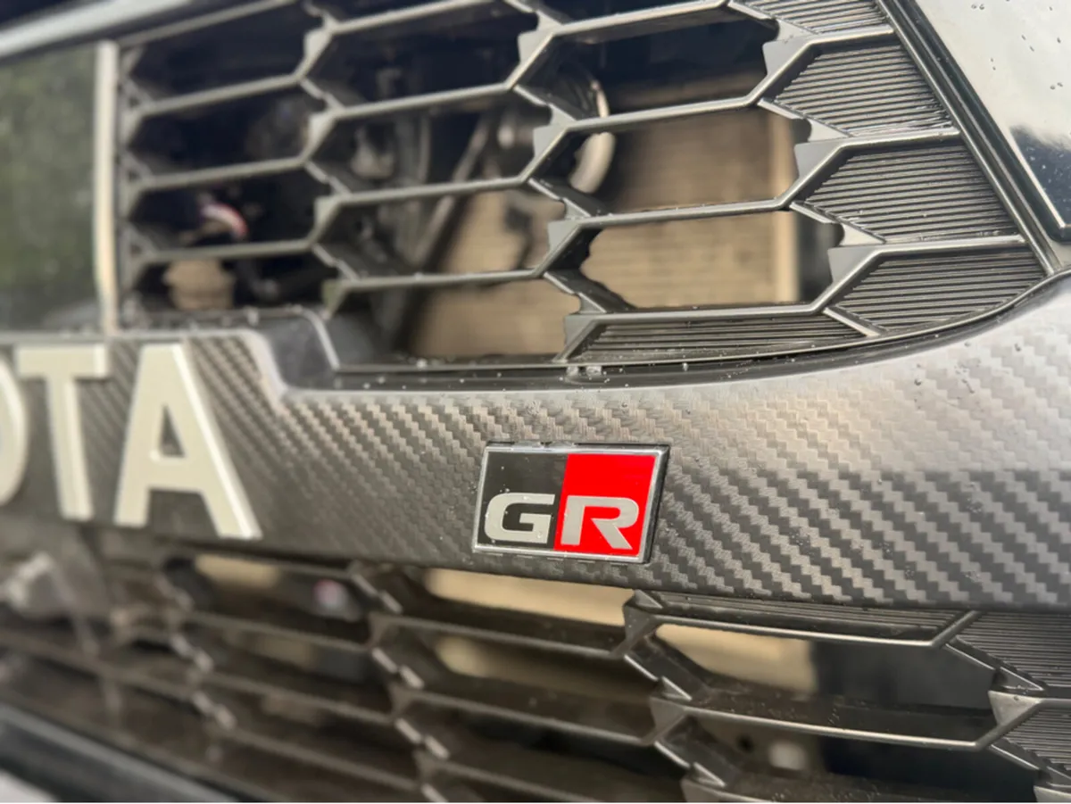 Toyota Hilux 2.8D4D GR SPORT 4WD D/C - Image 2