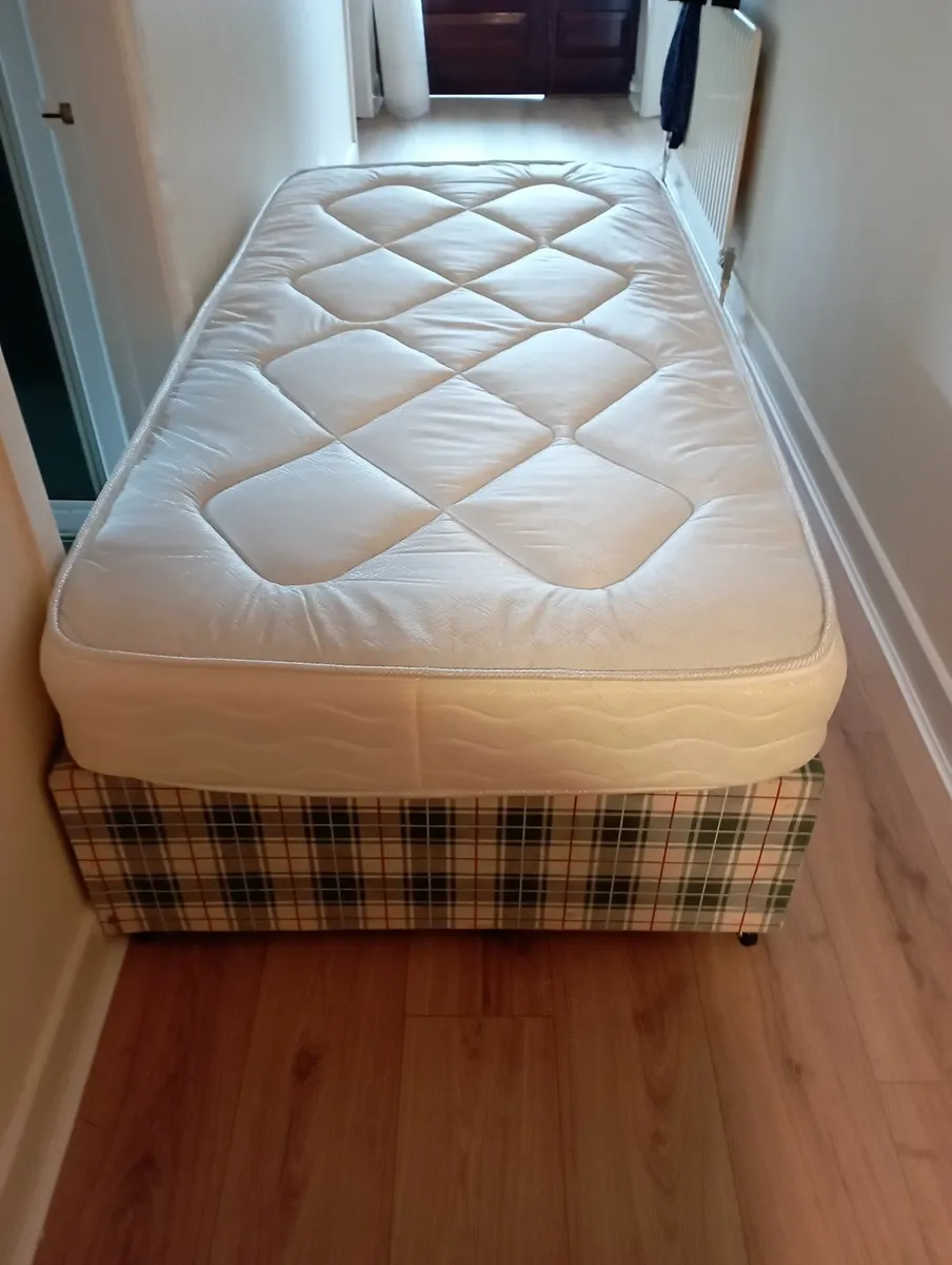 Single bed with mattress - Image 1