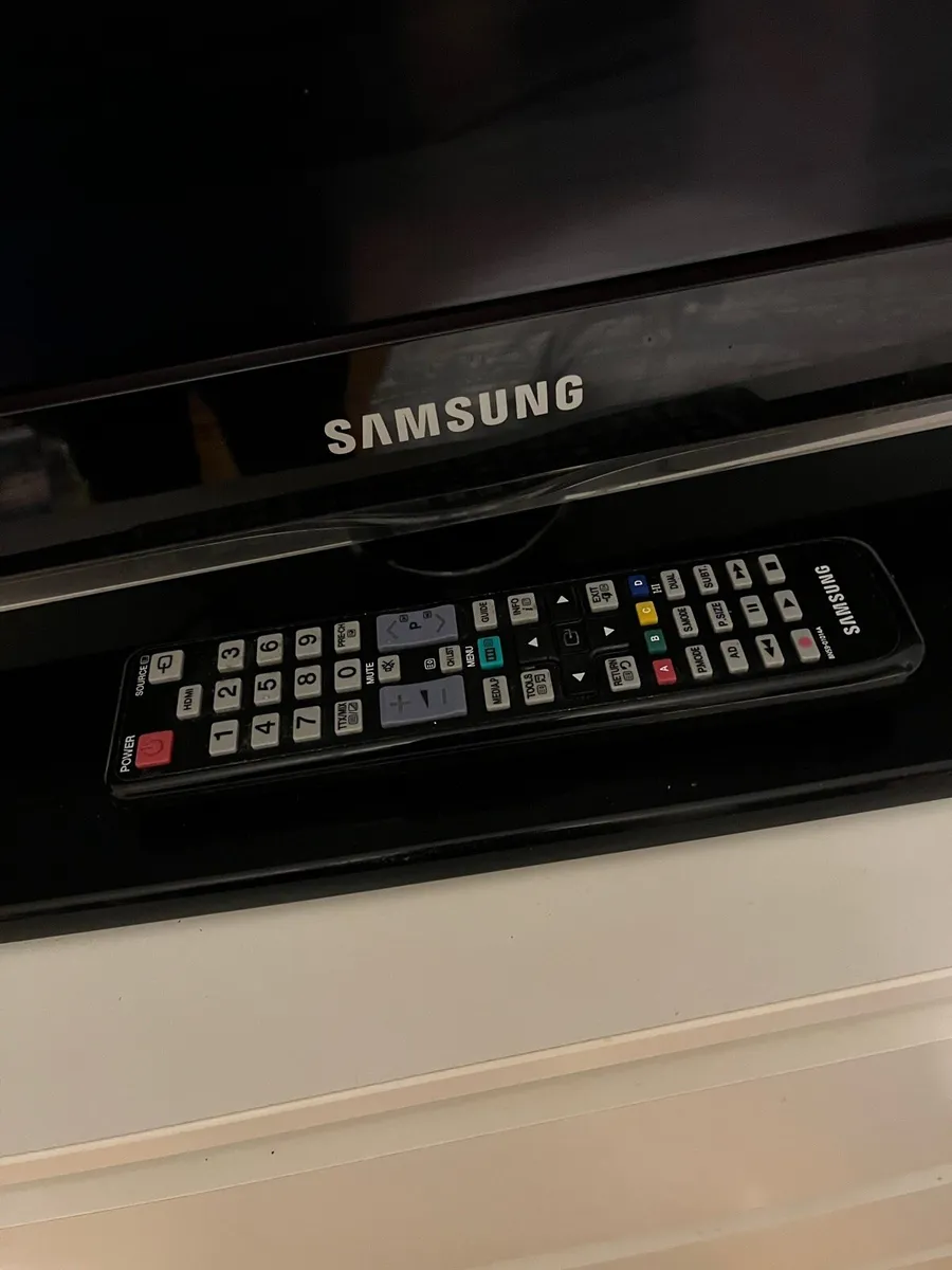 Samsung 40 Inch TV. With Original Remote. - Image 2