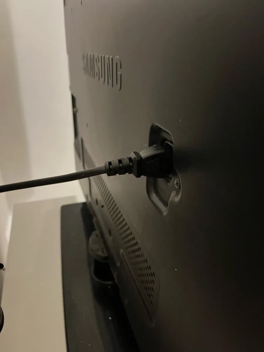 Samsung 40 Inch TV. With Original Remote. - Image 4