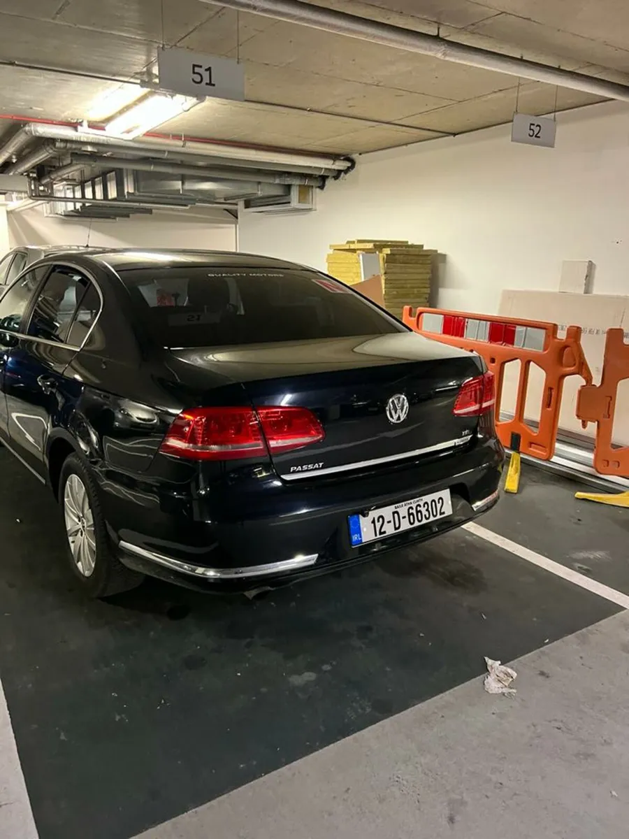 Volkswagen Passat 2012 - Image 2