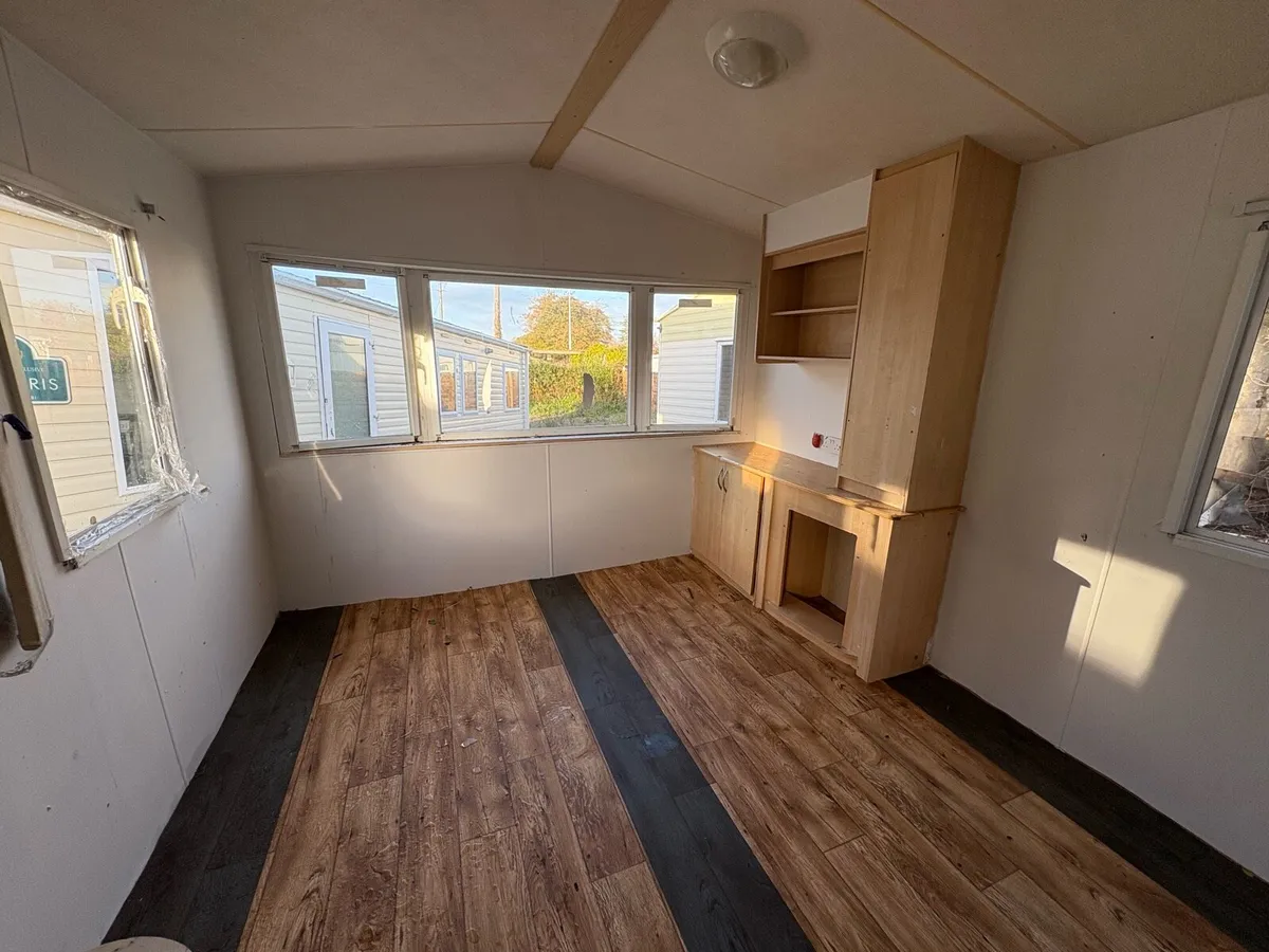 28x10, 2 bedroom Mobile Home - Image 2