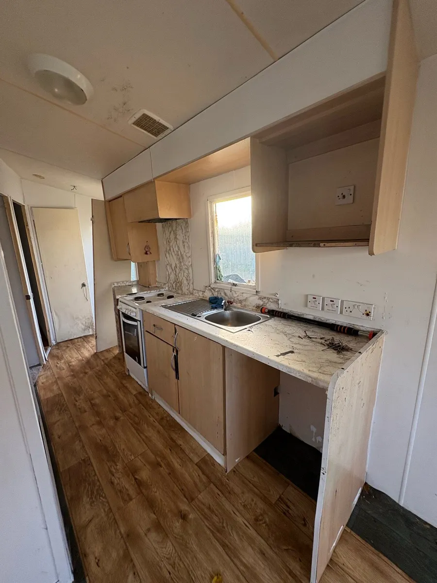 28x10, 2 bedroom Mobile Home - Image 4