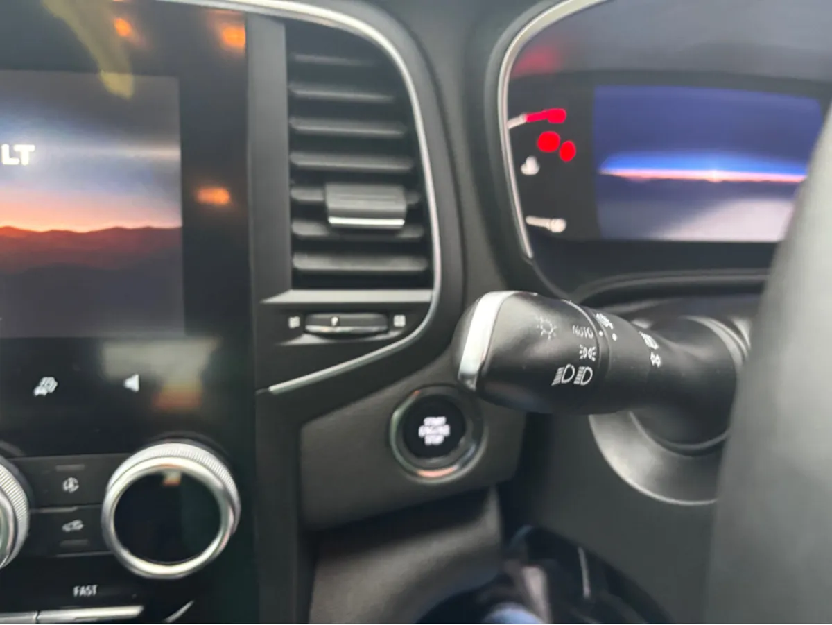 Renault Megane PLAY BLUE DCI 115 6DFUL 6DFULL 4DR - Image 2