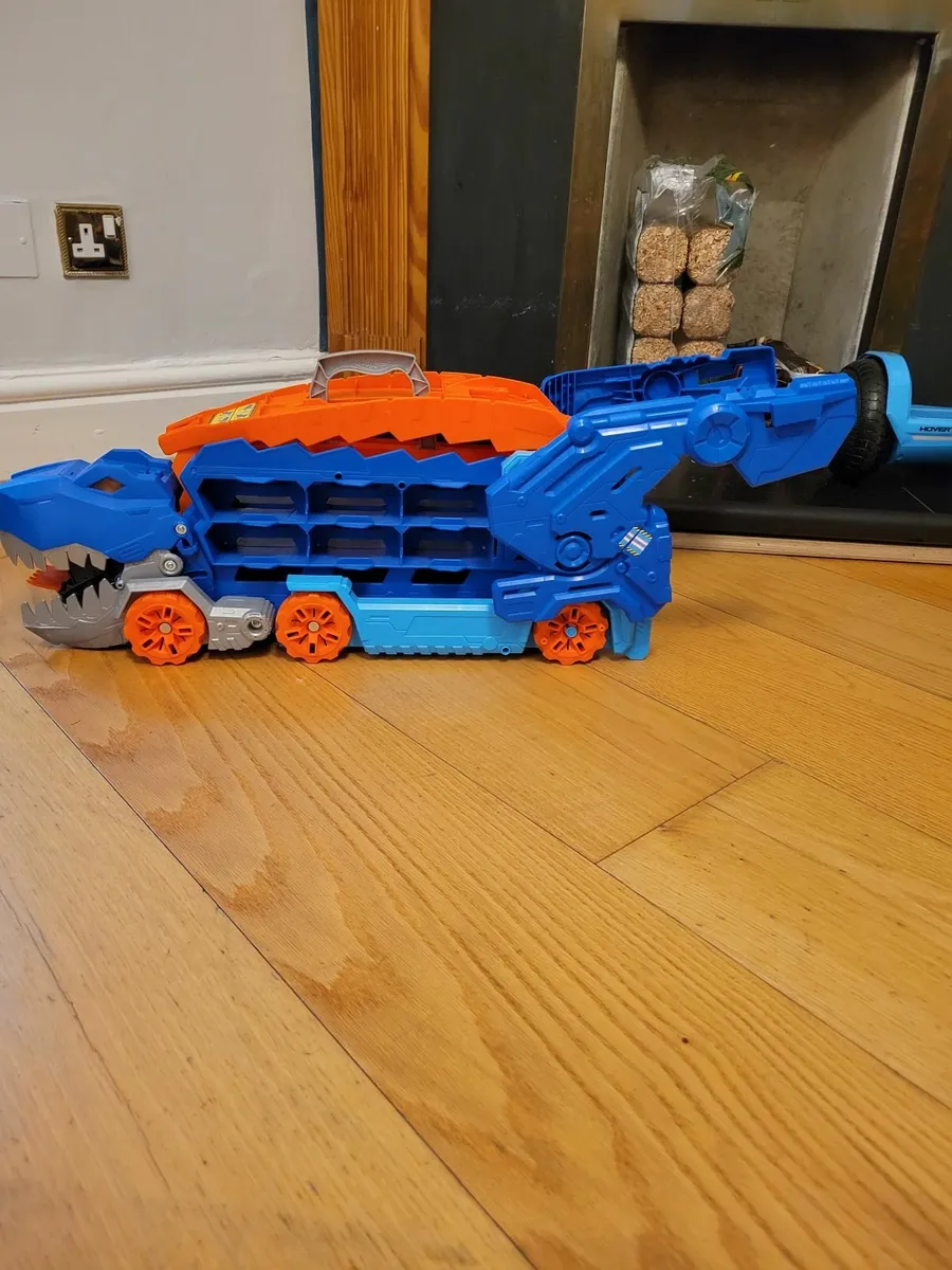 Hot Wheels City Ultimate T-Rex Transporter - Image 1