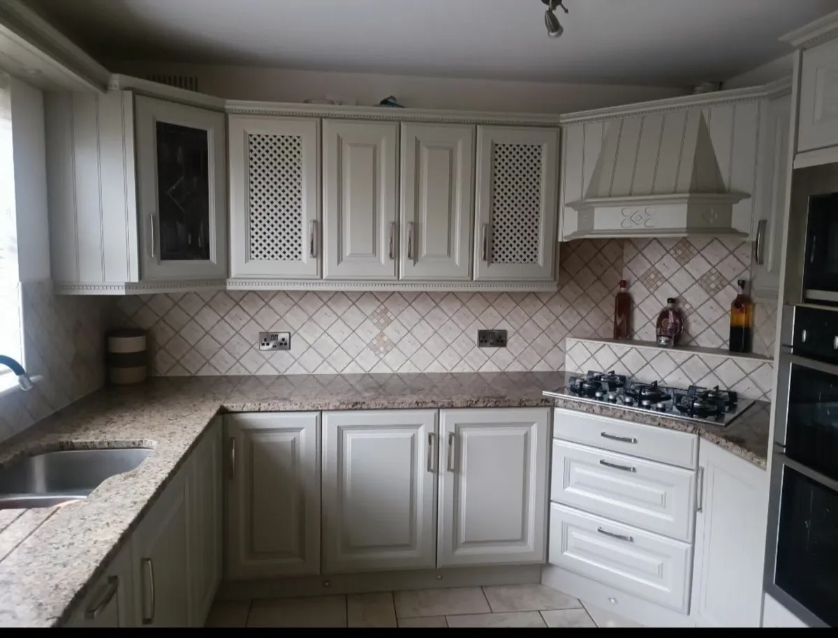 Kitchen with granite top - Image 2
