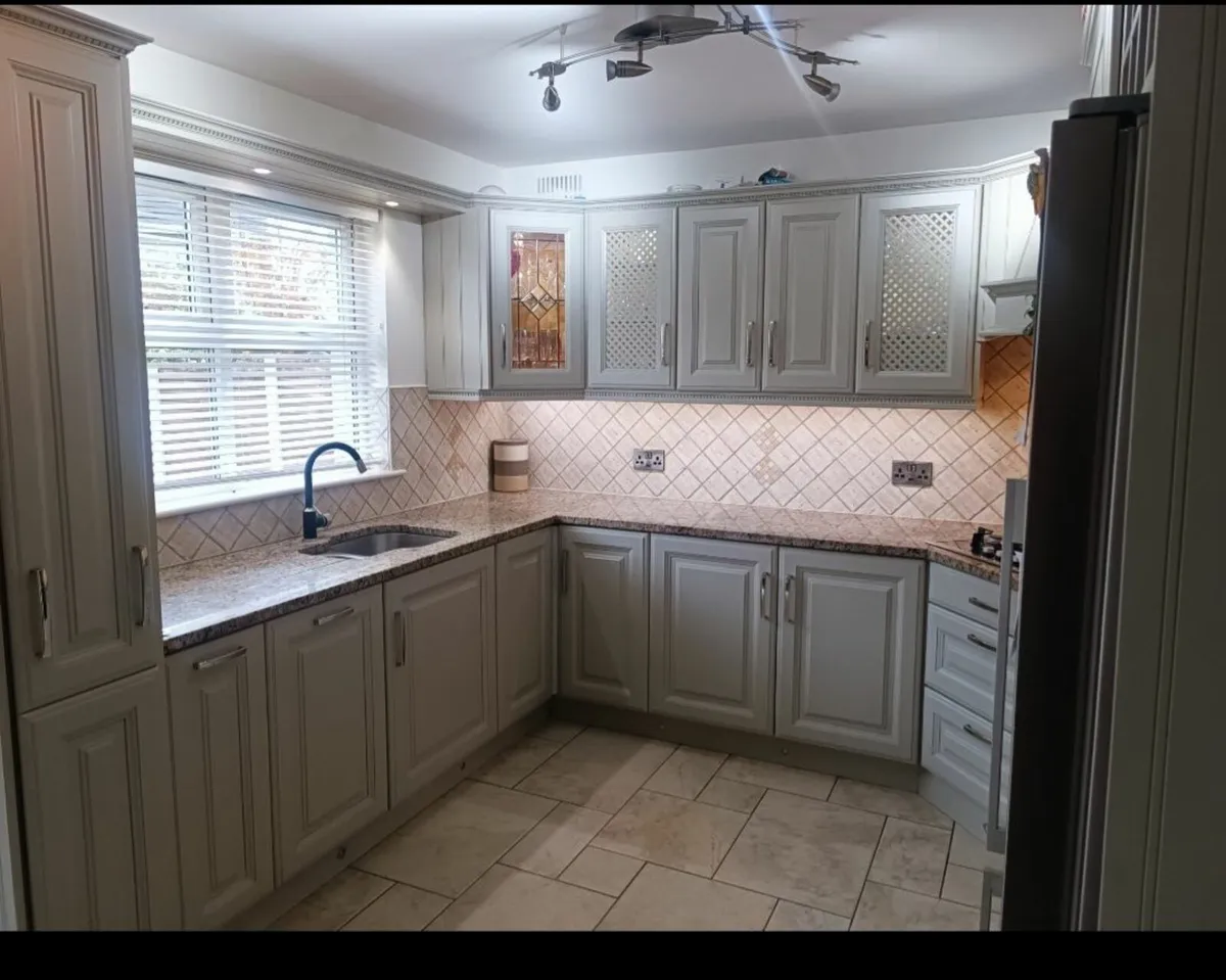Kitchen with granite top - Image 3