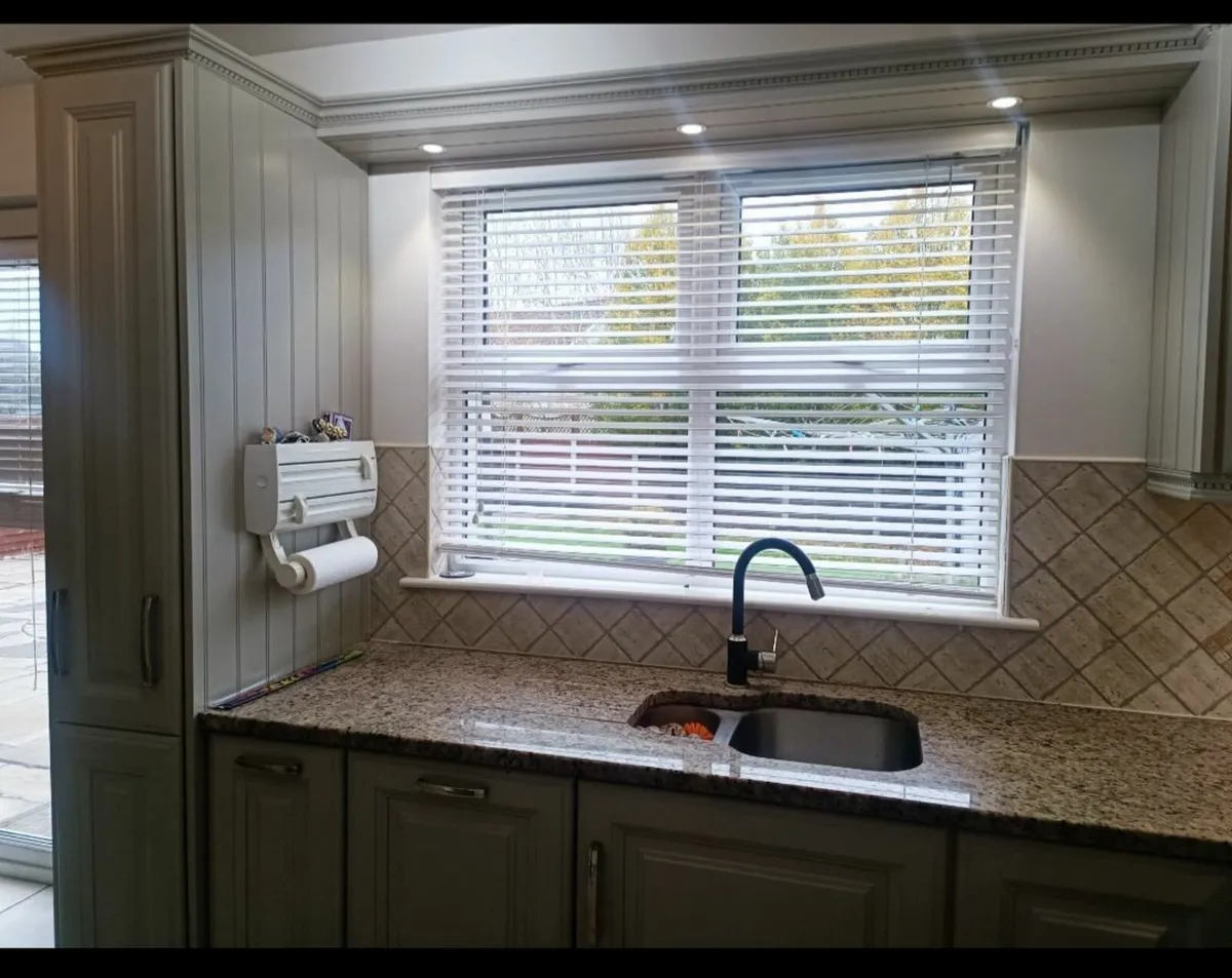 Kitchen with granite top - Image 4