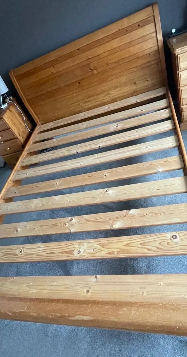 Solid pine sleigh bed - Image 1