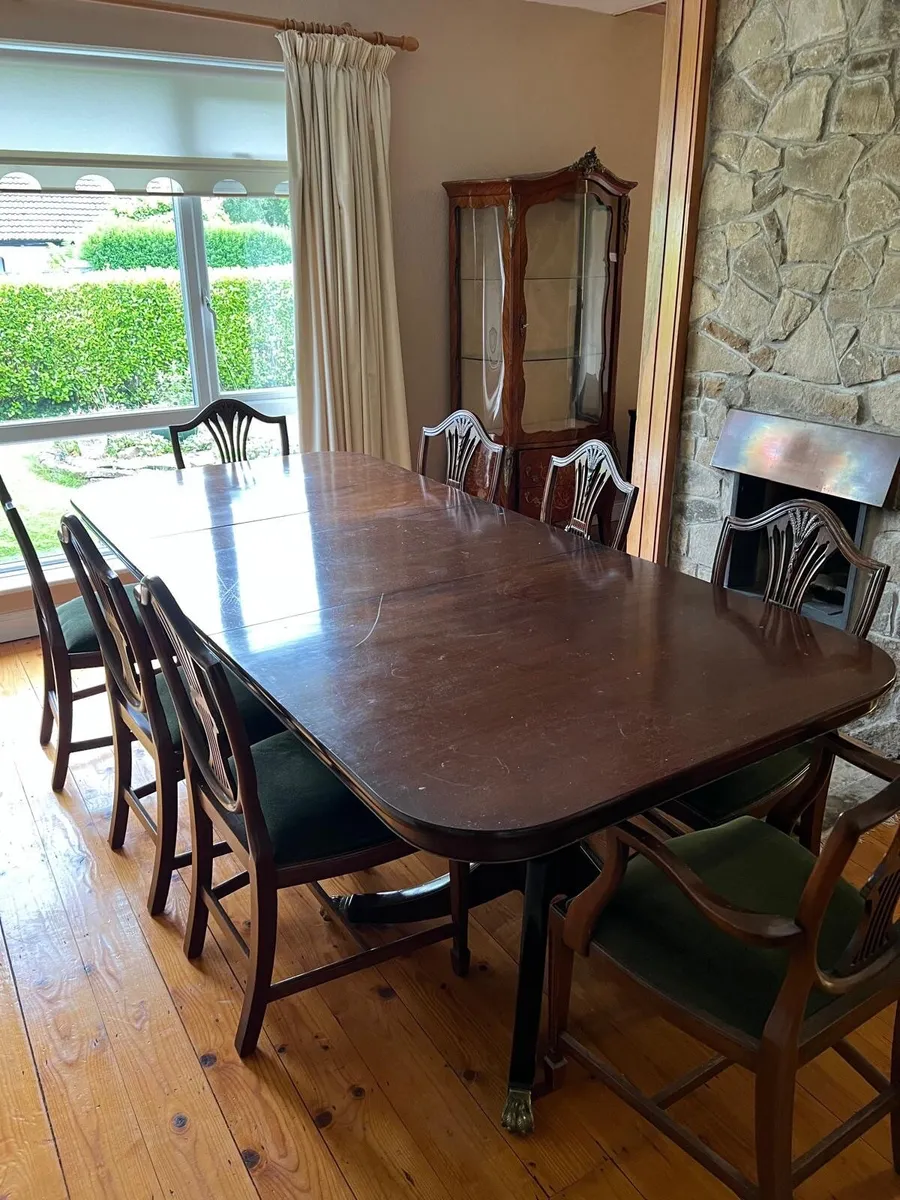 Beautiful solid mahogany dining table and chairs - Image 1