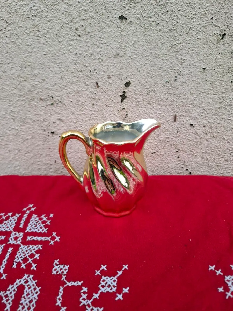Gold colour milk jug - Image 1