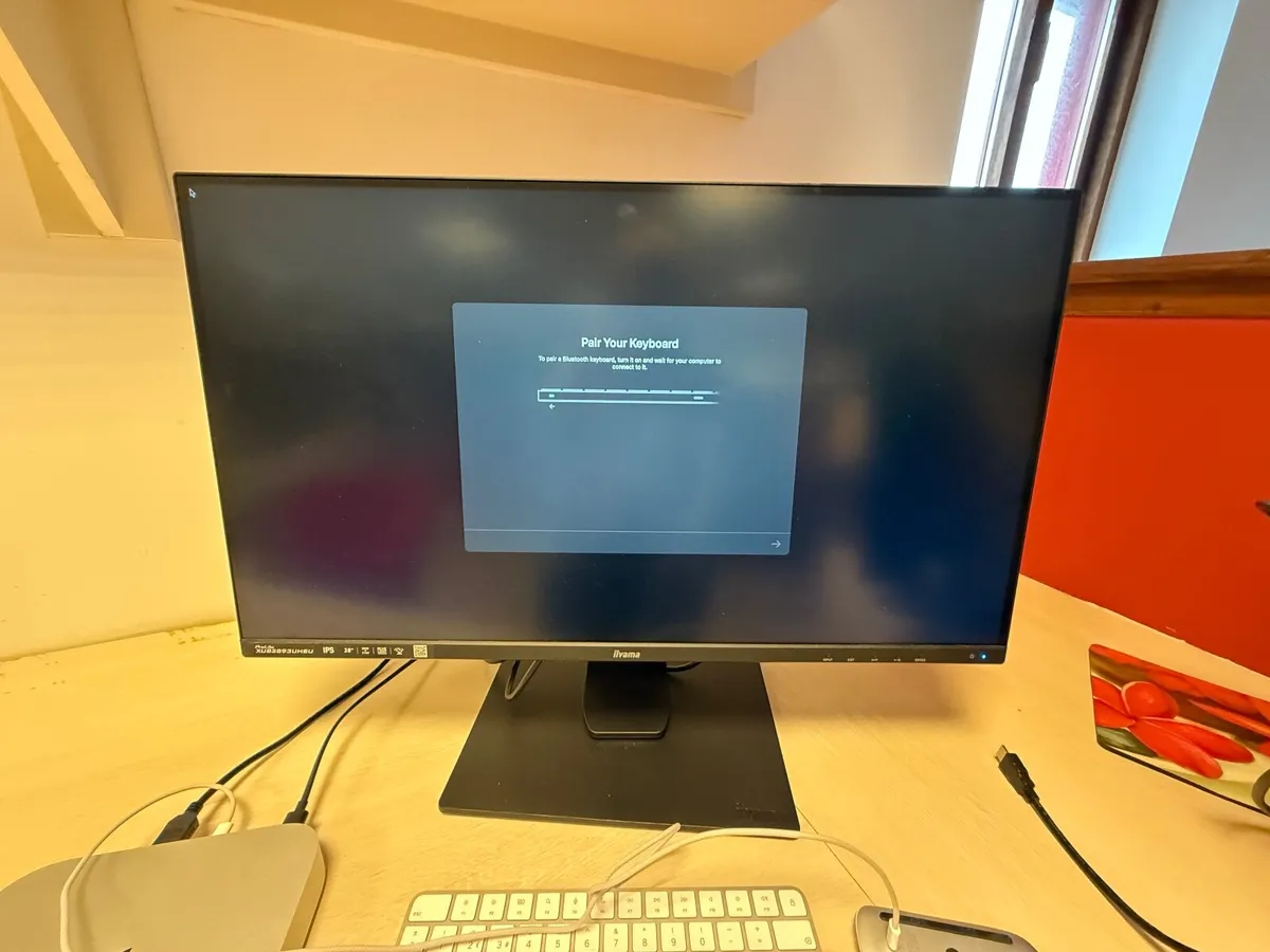 Mac Mini Computer with screen. - Image 2