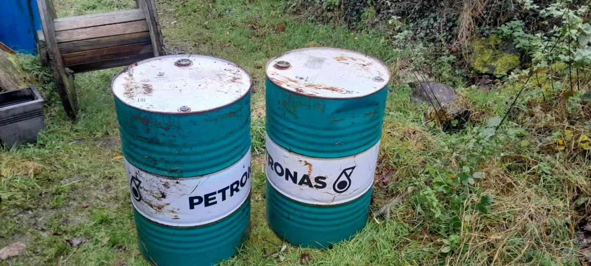 Large metal barrels - Image 1