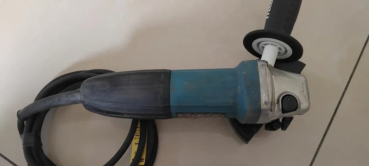 Makita GA4034 100mm Grinder 110v - Image 2