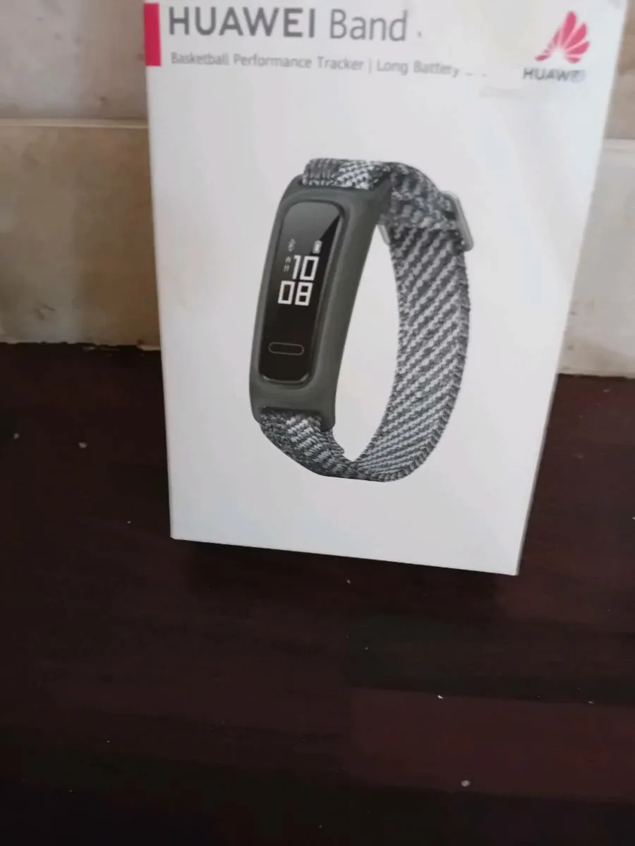 HUAWEI BAND.  4.  E BOXED