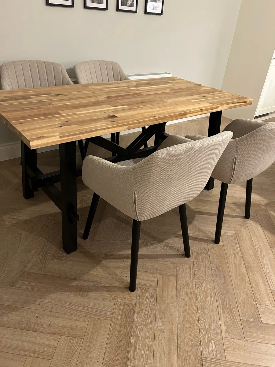 Dining table + 4 chairs - Image 1
