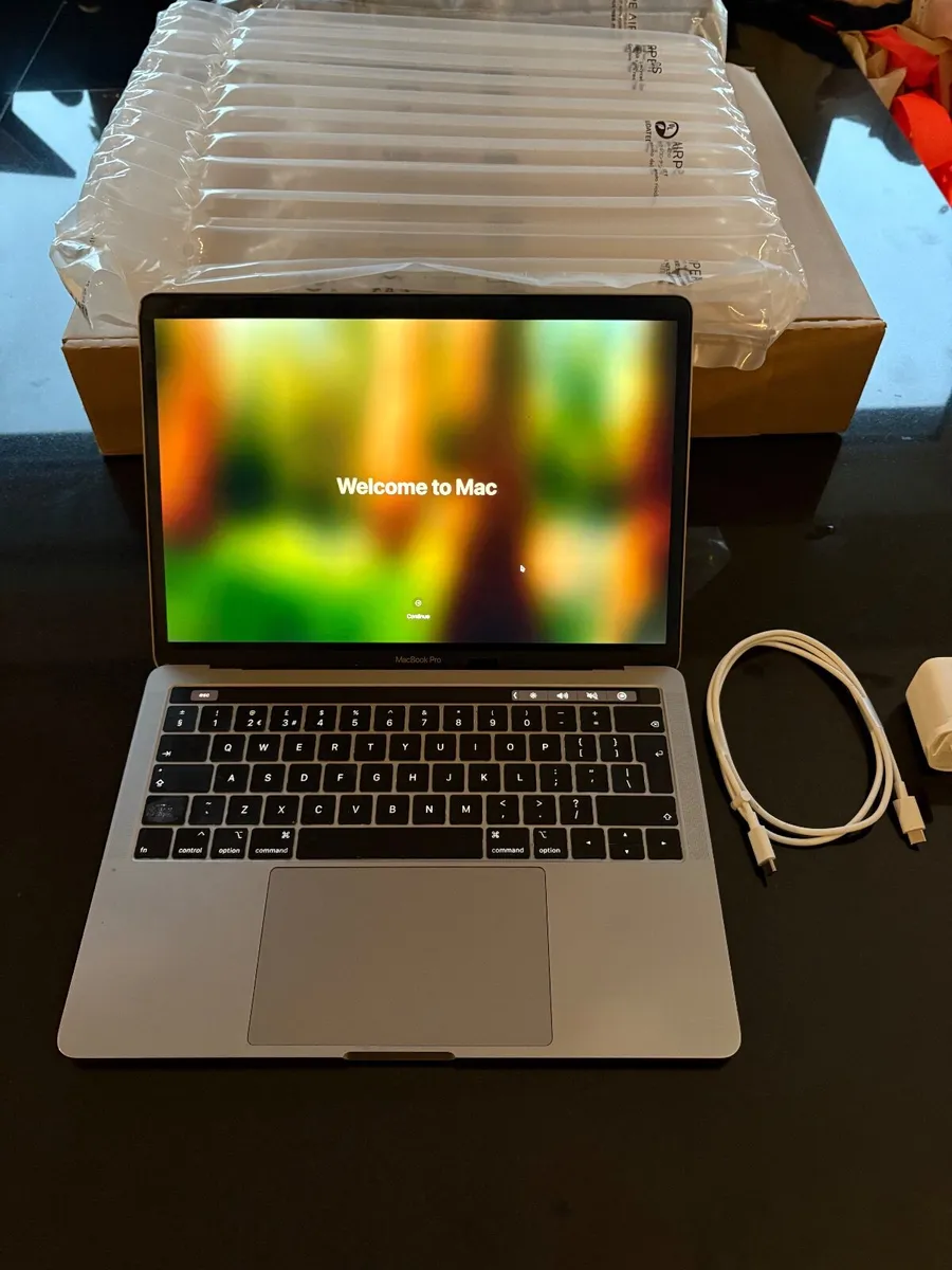 13" Apple MacBook Pro Sequoia Touch Bar 8gb/256g - Image 1