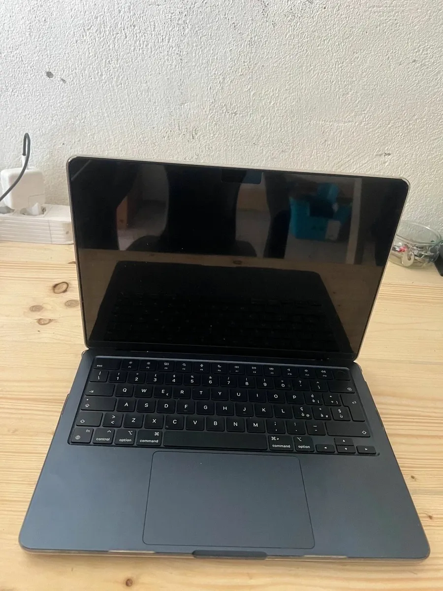 MacBook Air (2022) M2 - Image 1