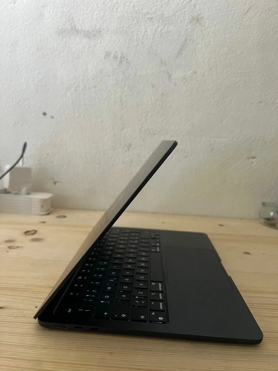 MacBook Air (2022) M2 - Image 2