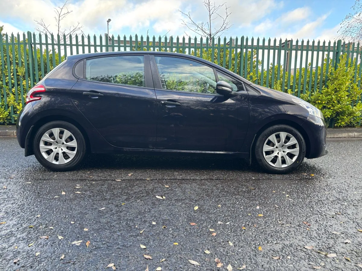 Peugeot 208 - Image 2
