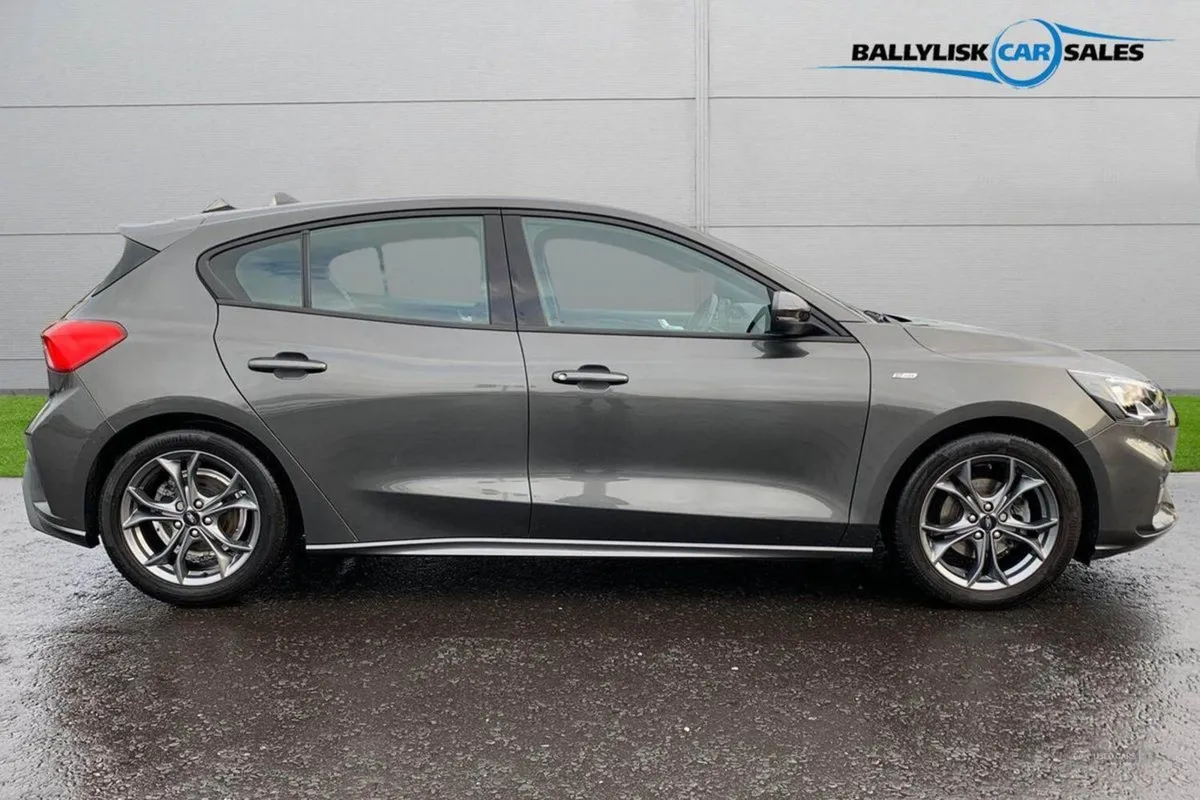 Ford Focus 1.0t 125PS St-line in Magnetic With On - Image 3
