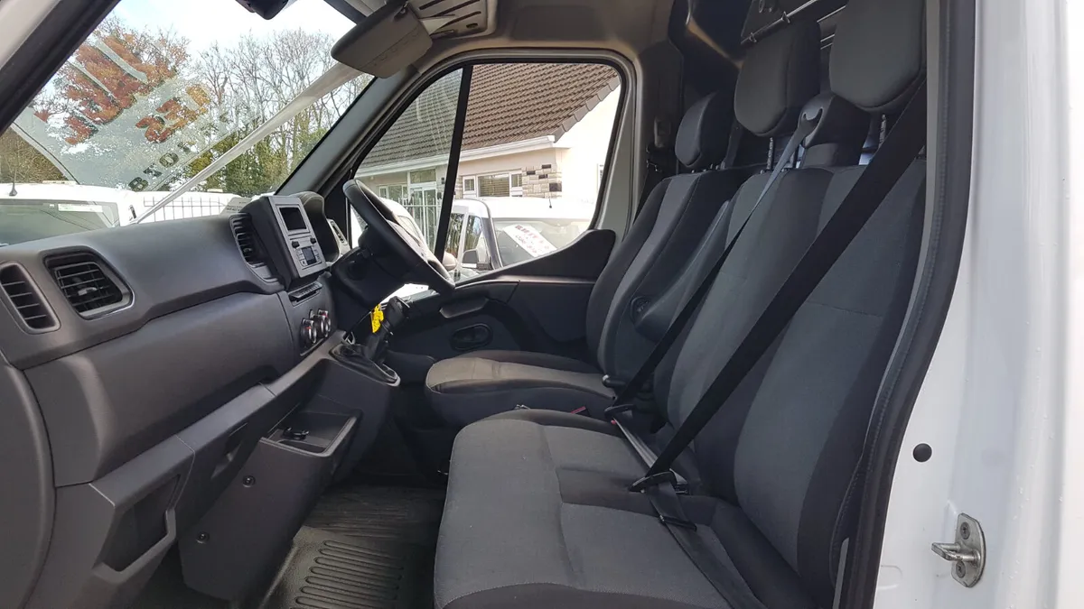 Renault Master 201D LWB 130KM AS NEW VAT INVOICE - Image 4