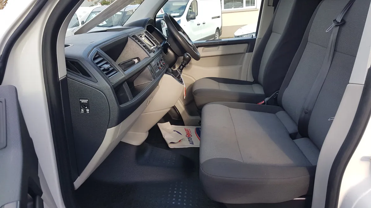Volkswagen Transporter 2016 LWB MINT NO VAT - Image 4
