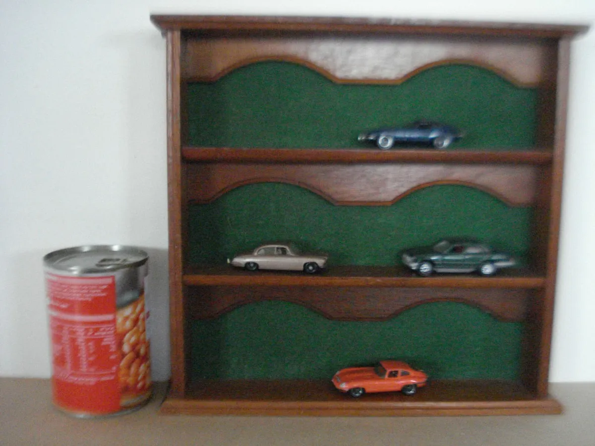COLLECTORS QUALITY WOODEN DISPLAY WALL UNIT. - Image 1